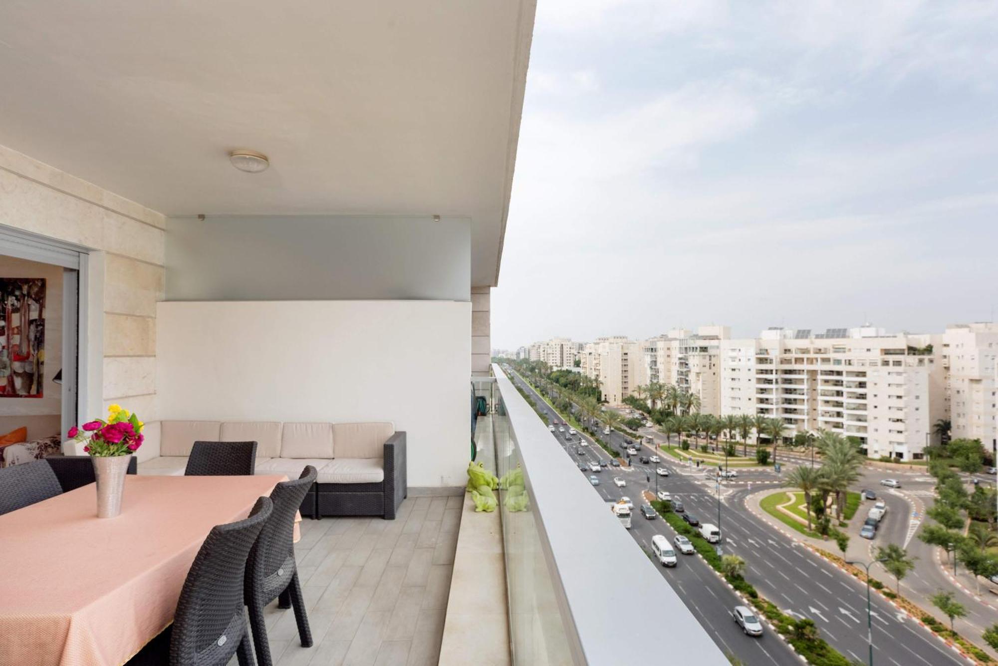 Appartamento Urban Gem With Outdoor Lounge By Sea N' Rent Tel Aviv Esterno foto