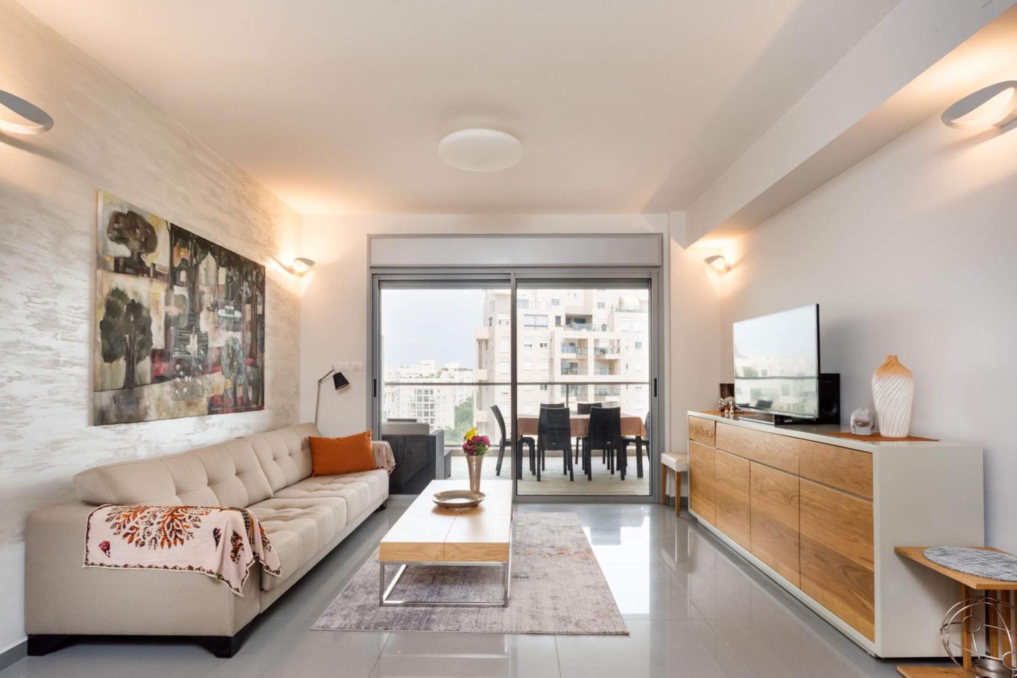 Appartamento Urban Gem With Outdoor Lounge By Sea N' Rent Tel Aviv Esterno foto