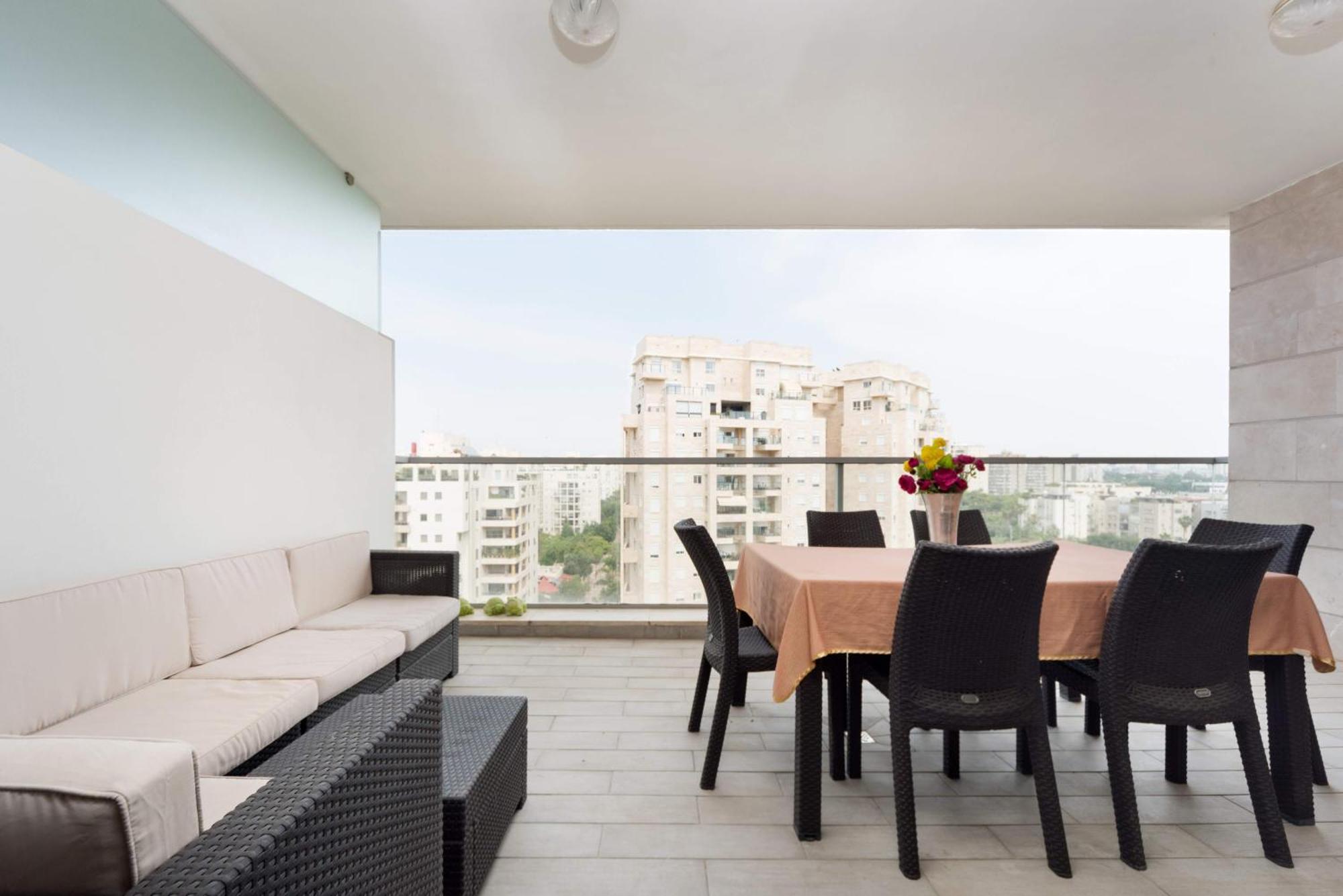 Appartamento Urban Gem With Outdoor Lounge By Sea N' Rent Tel Aviv Esterno foto